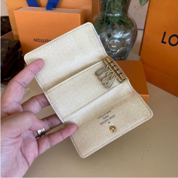 Authentic Louis Vuitton keys holder 🤎💛🤎🤎🔑🔑🔑 - Picture 9 of 12